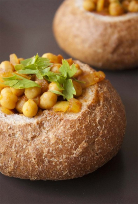 Bánh Bao Bunny Chow Của Nam Phi Ăn Thế Nào? Nguồn Gốc & Quán
