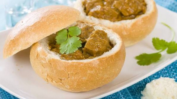 Bánh Bao Bunny Chow Của Nam Phi Ăn Thế Nào? Nguồn Gốc & Quán