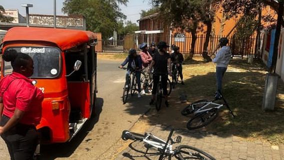 Xe tour nhỏ chở khách tham quan các điểm tại Soweto