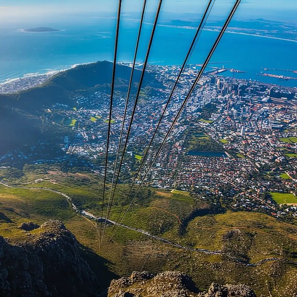 Cáp treo Núi Bàn nhìn xuống thành phố Cape Town