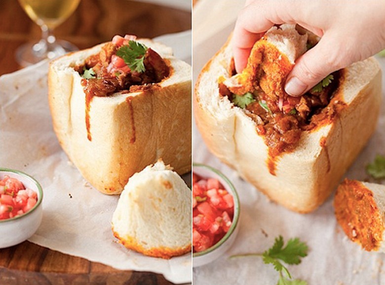 Xé bánh mì chấm cà ri theo cách ăn bunny chow truyền thống