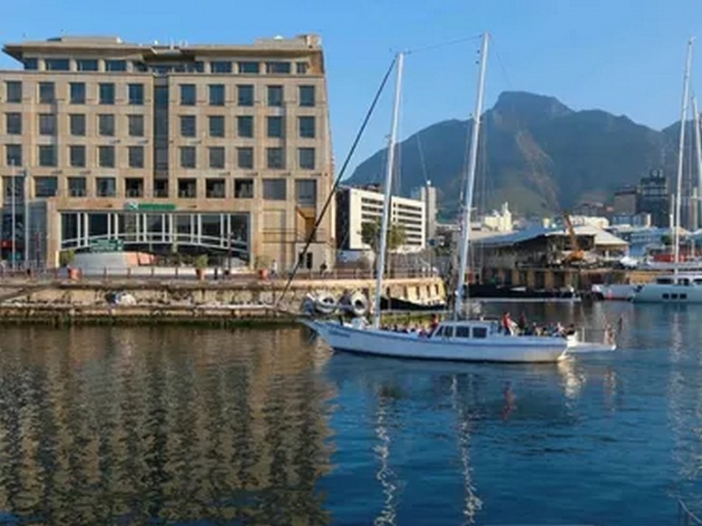 Bến cảng V&A Waterfront nhộn nhịp và an toàn tại Cape Town