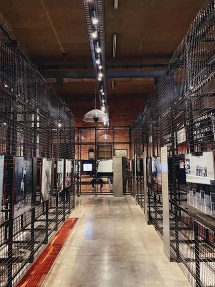 Không gian trưng bày tại Bảo tàng Apartheid ở Johannesburg