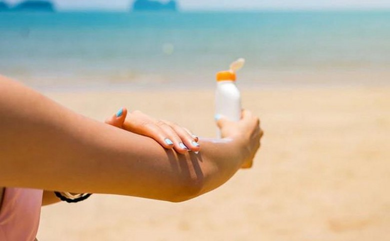  Khách du lịch thoa kem chống nắng trước khi ra ngoài tham quan