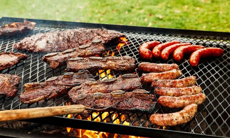 Xúc xích boerewors và thịt xiên sosaties trên vỉ nướng