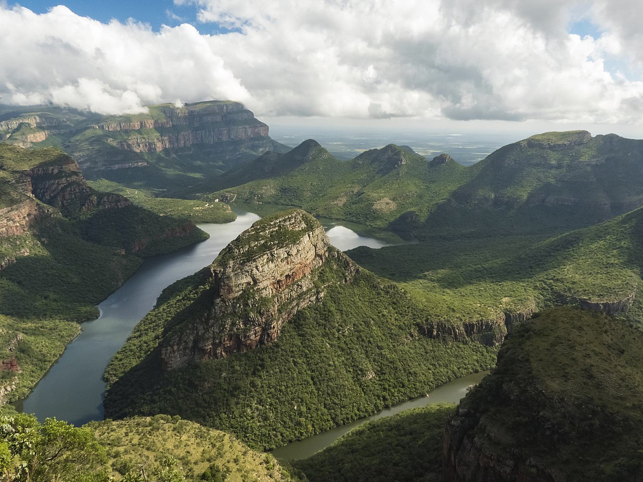 Toàn cảnh hẻm núi Blyde River Canyon phủ đầy rừng nhiệt đới nhìn từ trên cao]