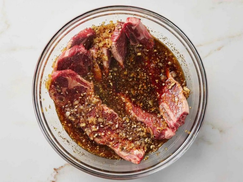 Thịt được ướp muối tiêu đơn giản trước khi nướng braai