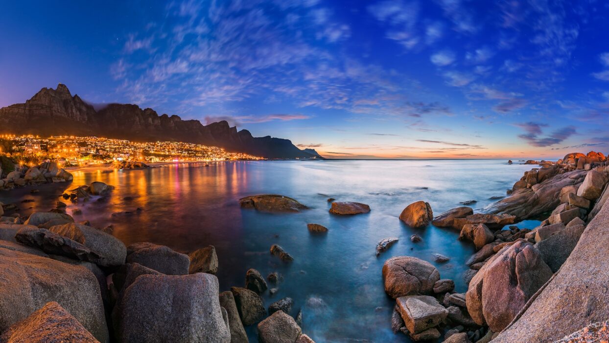: Hoàng hôn nhìn từ Núi Bàn xuống trung tâm Cape Town và bờ biển