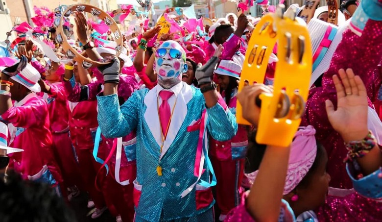  Đoàn diễu hành Kaapse Klopse với trang phục sặc sỡ trên đường phố Cape Town