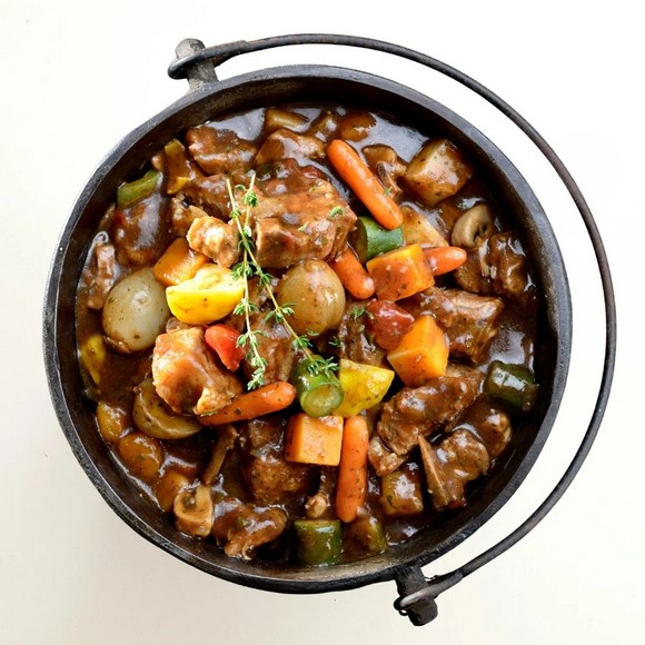 Bát potjiekos ăn kèm cơm hoặc mì sợi