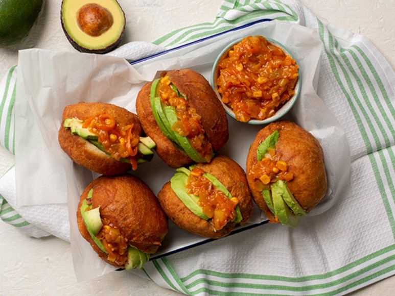  Bánh vetkoek chiên vàng bổ đôi để lộ nhân bên trong