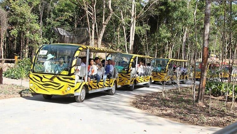 Xe safari chuyên dụng chở khách tham quan trong khu bảo tồn