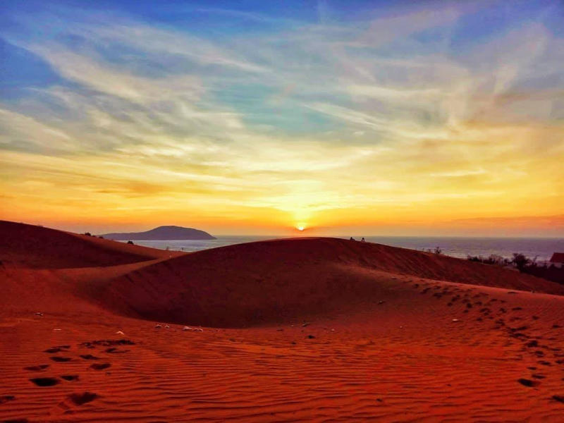 Hoàng hôn nhuộm cam trên đồi cát đỏ Kalahari]