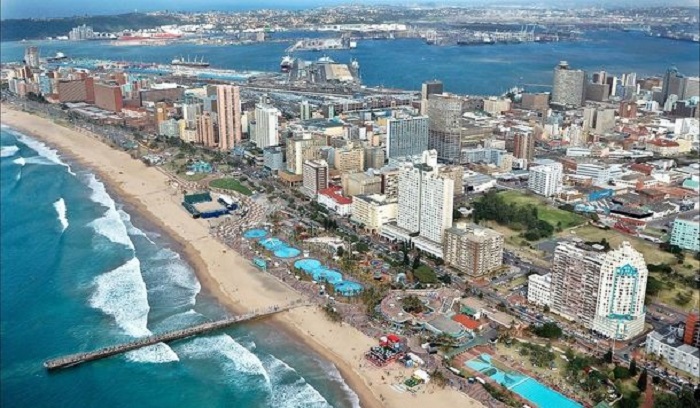 Bãi biển Golden Mile ở Durban với đường dạo bộ ven biển
