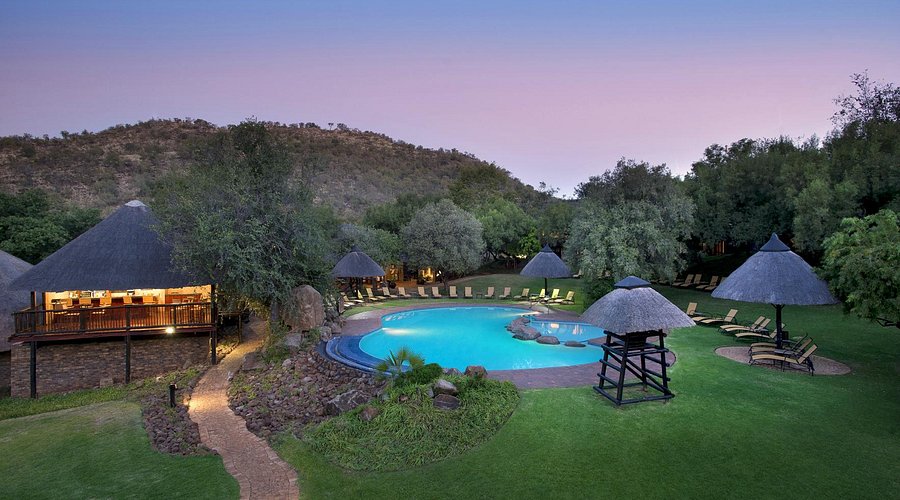 Khu nghỉ dưỡng Sun City nhìn từ gần cổng Bakubung của Pilanesberg