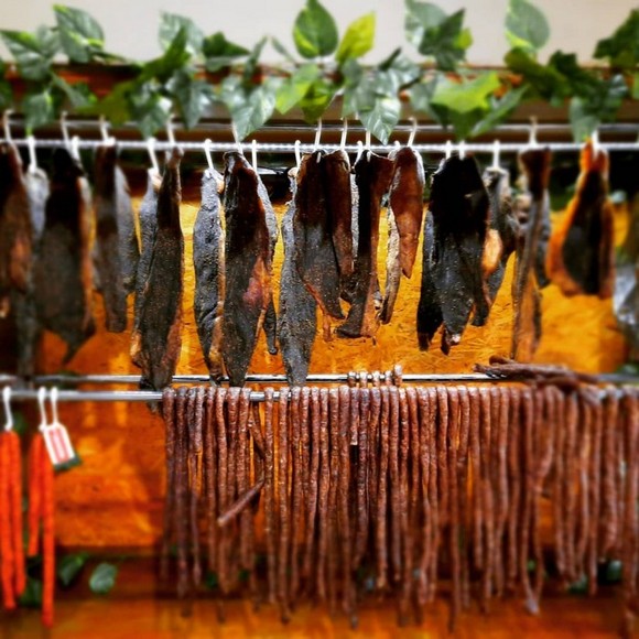 Quầy bán biltong tại một tiệm thịt ở Nam Phi