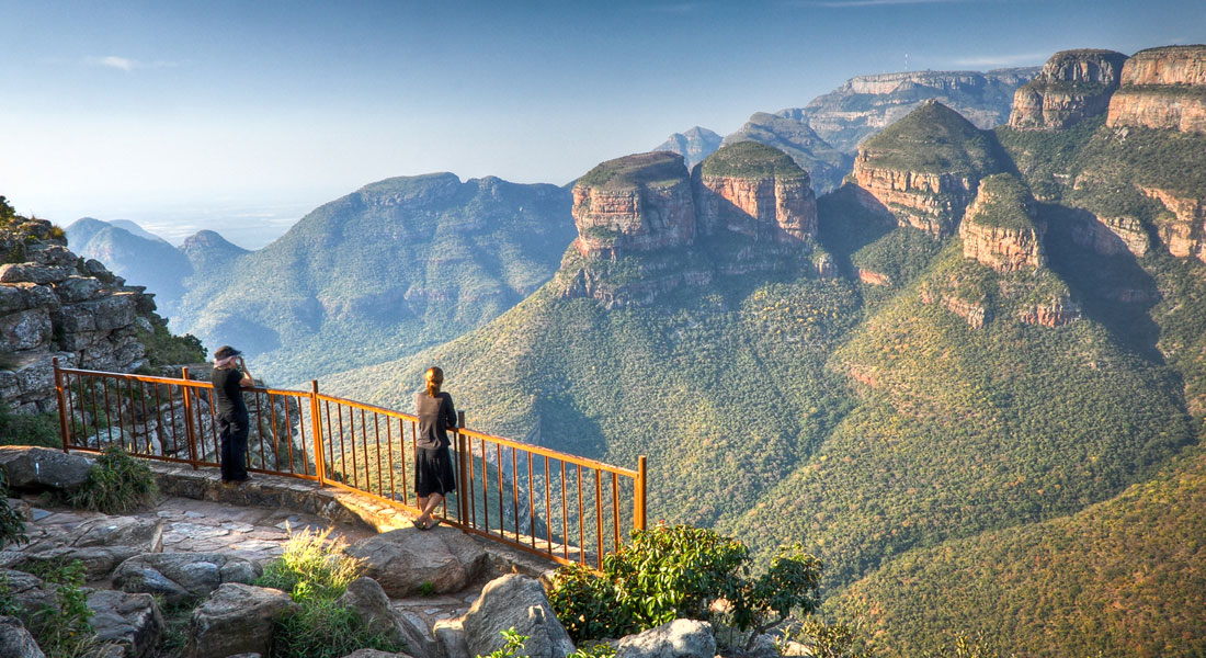 Toàn cảnh cung đường Panorama Route chạy dọc sườn núi Drakensberg