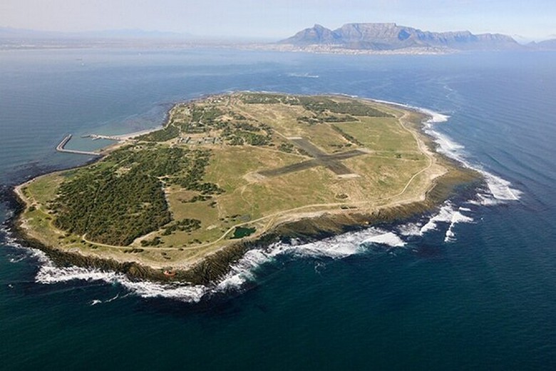 Đảo Robben nhìn từ phà khởi hành từ V&A Waterfront