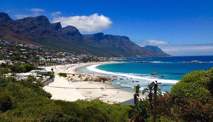  Toàn cảnh bãi biển Camps Bay với dãy núi Mười Hai Tông Đồ phía sau