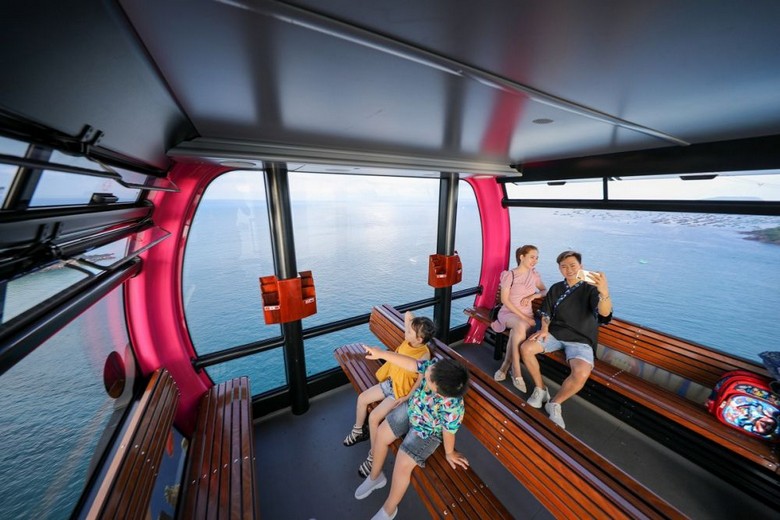 Bên trong cabin cáp treo với sàn xoay 360 độ
