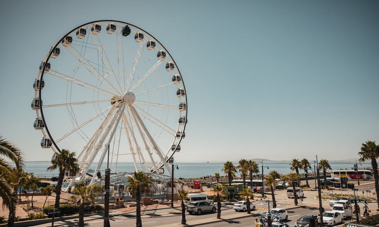  Vòng quay Cape Wheel nhìn ra bến cảng và Núi Bàn