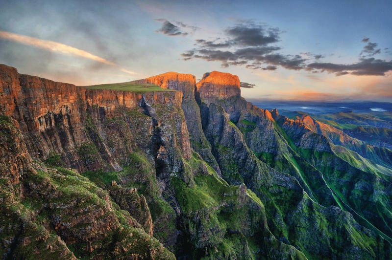 Toàn cảnh dãy núi Drakensberg với vách đá Amphitheatre hùng vĩ