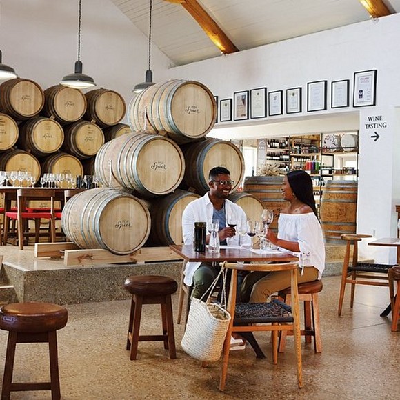 Đoàn khách Hà Nội nếm rượu tại một trang trại ở Stellenbosch