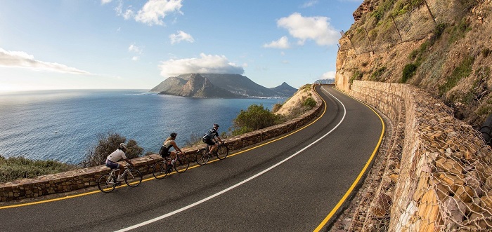 Những khúc cua uốn lượn đặc trưng của Chapman's Peak Drive