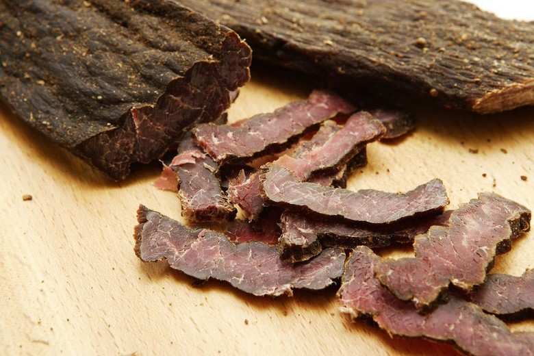  Biltong loại ẩm màu hồng bên trong khi cắt lát