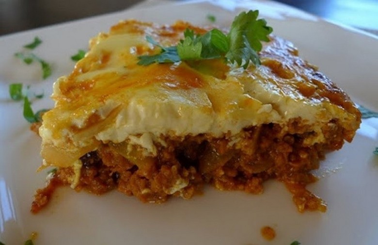 Món bobotie truyền thống với lớp trứng sữa vàng ươm phía trên