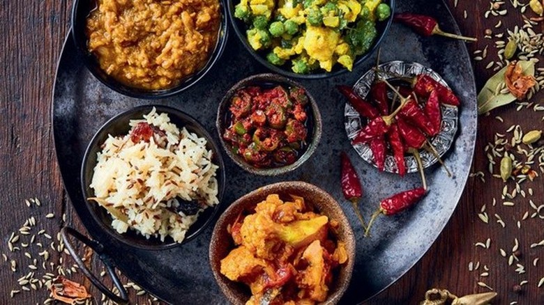 Một bàn ăn với nhiều món đặc trưng của ẩm thực Nam Phi