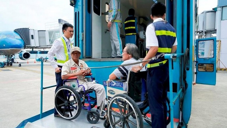  Hành khách lớn tuổi được hỗ trợ tại sân bay trước chuyến bay dài
