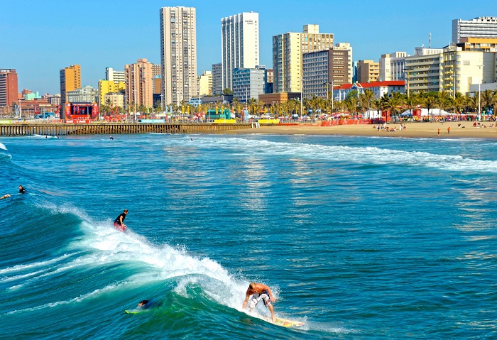 Nước biển trong xanh và ấm áp tại một bãi biển Durban