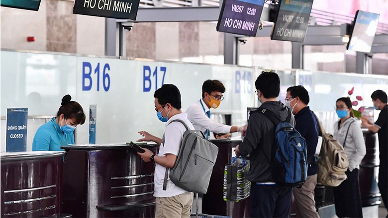 Đoàn khách Hà Nội làm thủ tục tại sân bay trước chuyến đi Nam Phi