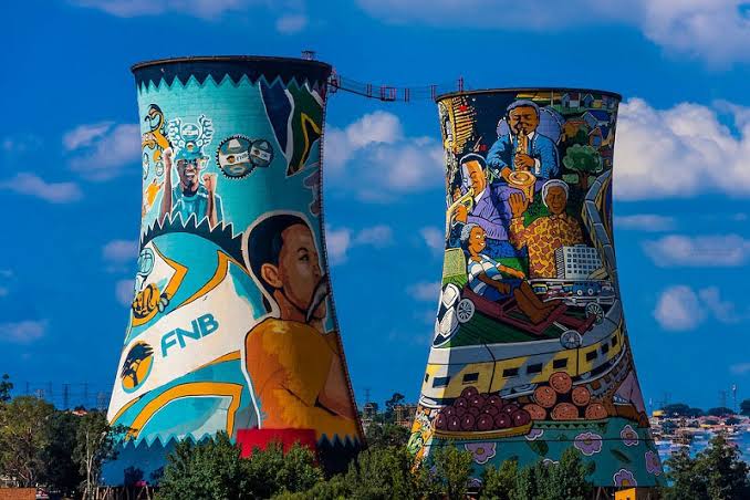  Hai tháp làm mát sơn màu sặc sỡ của Orlando Towers tại Soweto