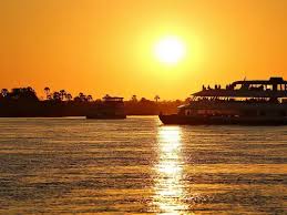 Chuyến du thuyền ngắm hoàng hôn trên sông Zambezi gần thác Victoria