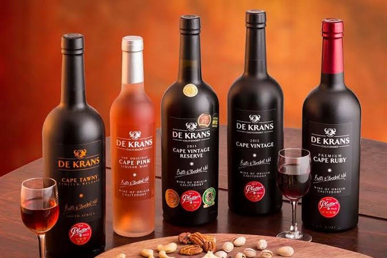  Các chai rượu vang Nam Phi bày trên kệ để chọn mua