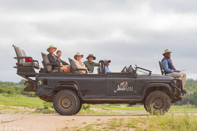  Xe safari lái off road tiếp cận thú tại Sabi Sands