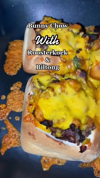  Bunny chow và biltong bày cạnh nhau 