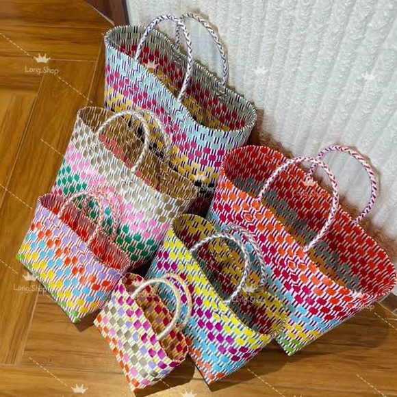 Giỏ đan từ dây điện thoại tái chế đầy màu sắc