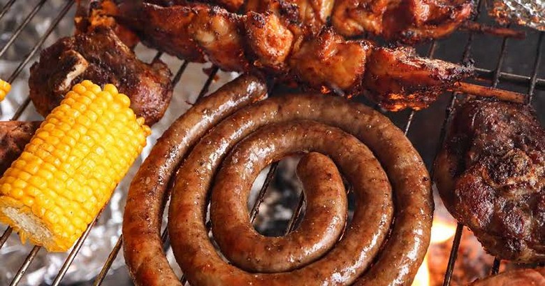 Xúc xích boerewors đang nướng trên vỉ than