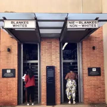 Bảo tàng Apartheid với lối vào phân chia theo màu da