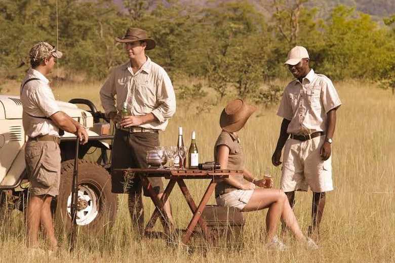 Trang phục màu trung tính phù hợp cho một buổi safari sáng sớm