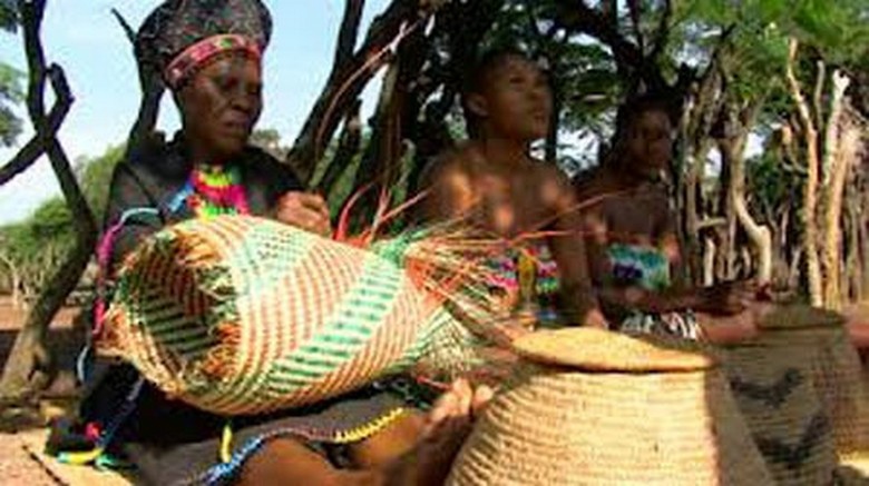 Nghệ nhân Zulu đang đan cườm theo kỹ thuật truyền thống