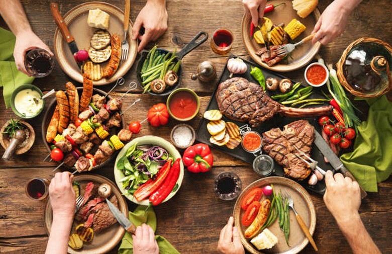  Bàn tiệc braai với đủ loại thịt nướng và món ăn kèm truyền thống Nam Phi]