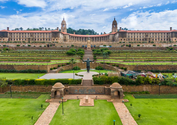Khu vườn bậc thang và tượng Nelson Mandela tại Union Buildings