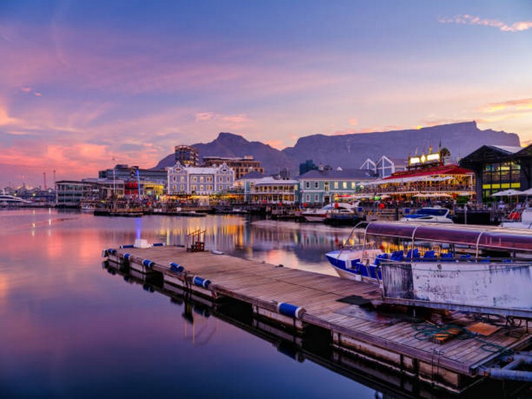  Toàn cảnh bến cảng V&A Waterfront về chiều