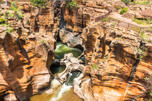 Các hố đá hình trụ tại Bourke's Luck Potholes nhìn từ cầu đi bộ