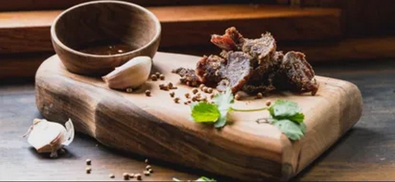 Các miếng biltong cắt lát bày trên đĩa