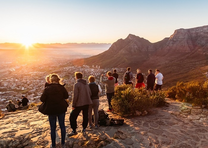 Bình minh nhìn từ đỉnh Lion's Head xuống thành phố Cape Town